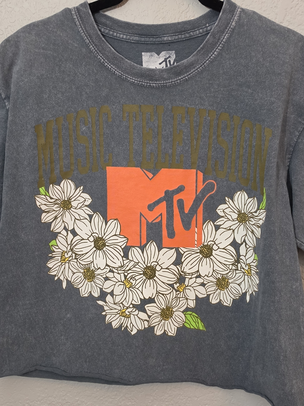 MTV Floral Logo Cropped Graphic Tee Multicolor 100% Cotton Womens Medium - Picture 2 of 5